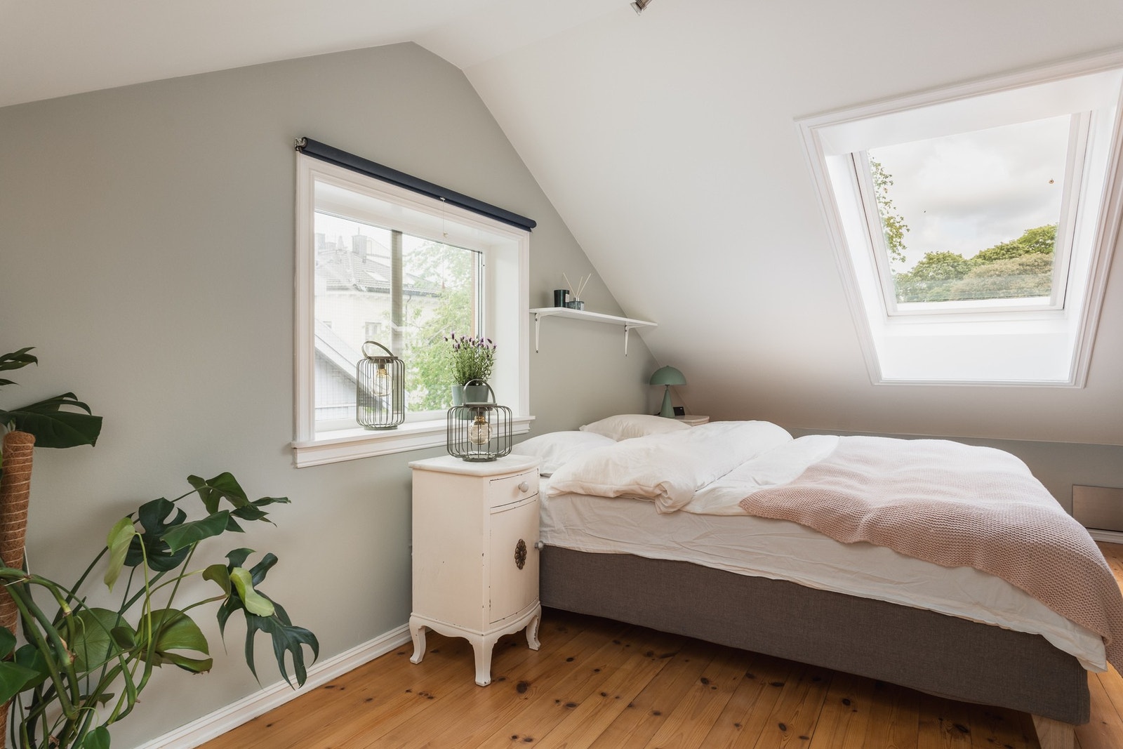 Her er det etablert praktiske, plassbygde løsninger for oppbevaring i knevegg og vegg mot loftsstue (vises ikke på bildet). Galleribilde