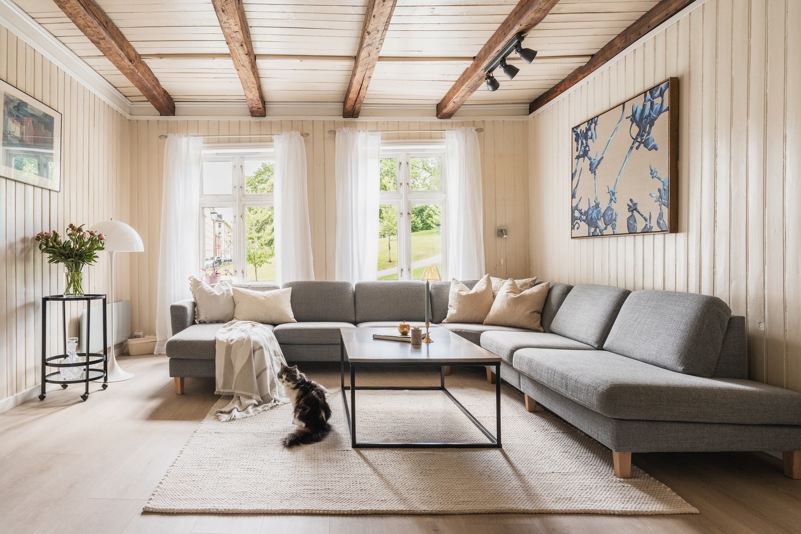 Fra 1. etasje kommer du opp til en stor og luftig stue. Med lysinnslipp fra begge sider av boligen, kommer godt med daglys inn og skaper en god atmosfære i rommet. Galleribilde