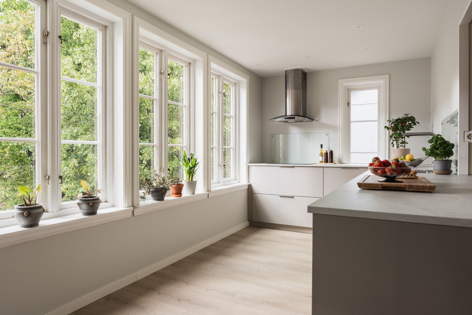 Kjøkkenet er nytt fra 2024 og er av typen Kvik. Herfra har du god oversikt over stueområdet og hagen utenfor! Galleribilde