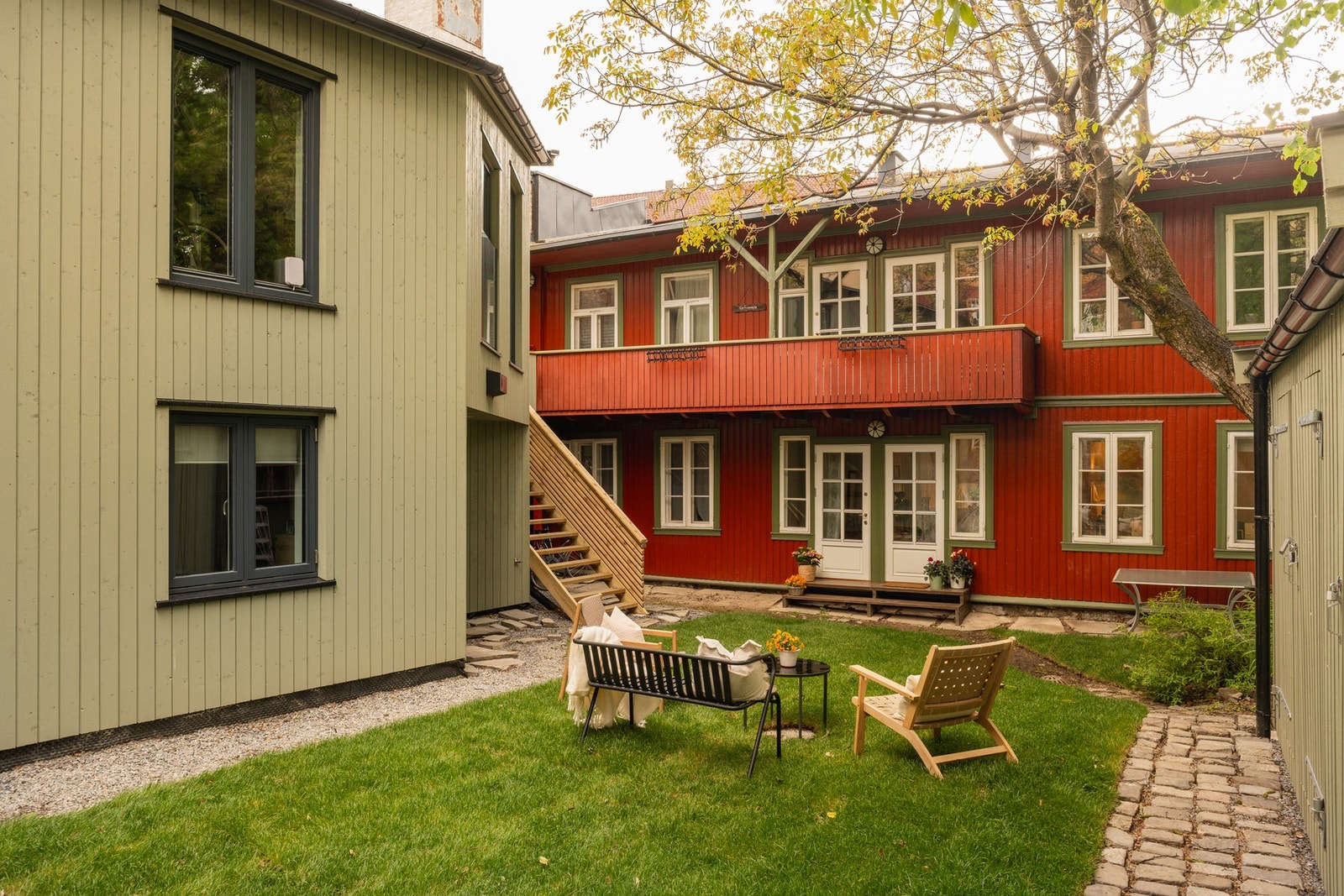 I mai 2025 ble det hagen oppgradert med ny plen samt sten- og skiferheller. Galleribilde