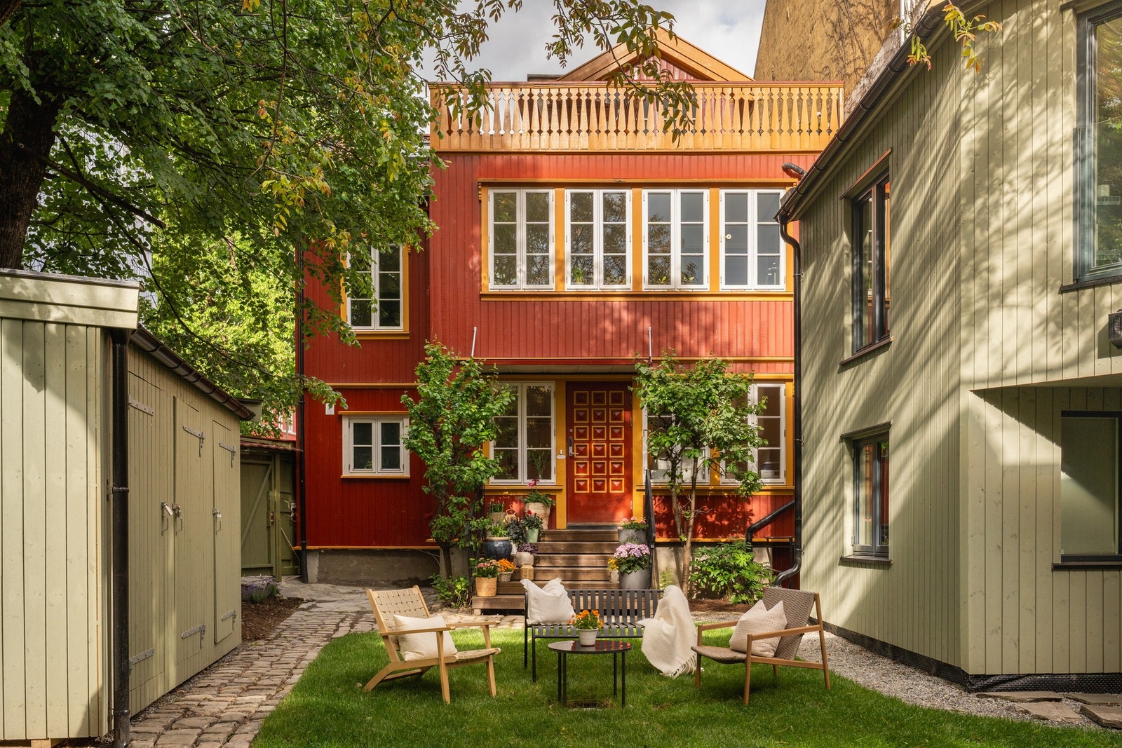 Synne Vang ønsker velkommen til Opplandgata 7A - en særdeles sjelden og unik mulighet på vakre Vålerenga. Galleribilde