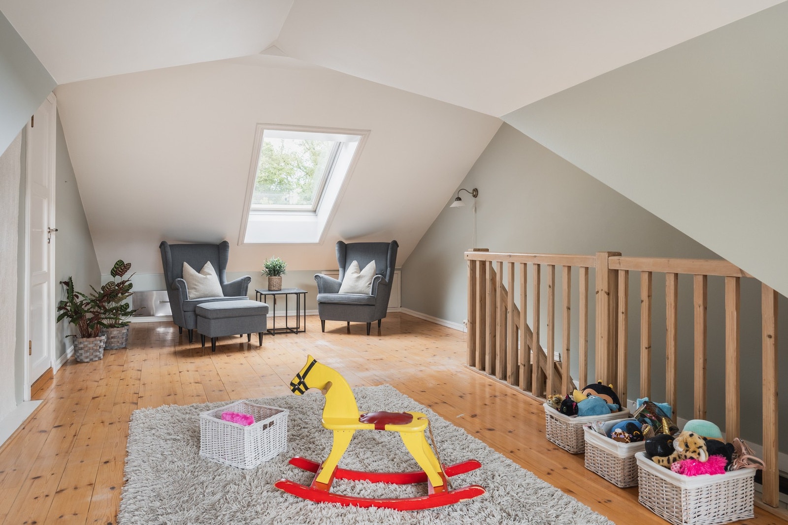 I boligens loftsetasje finner vi et stort oppholdsrom som kan innredes etter eget ønske. Vil du ha en loftsstue, et kontorrom eller lekerom for barna? Det er helt opp til deg. Galleribilde