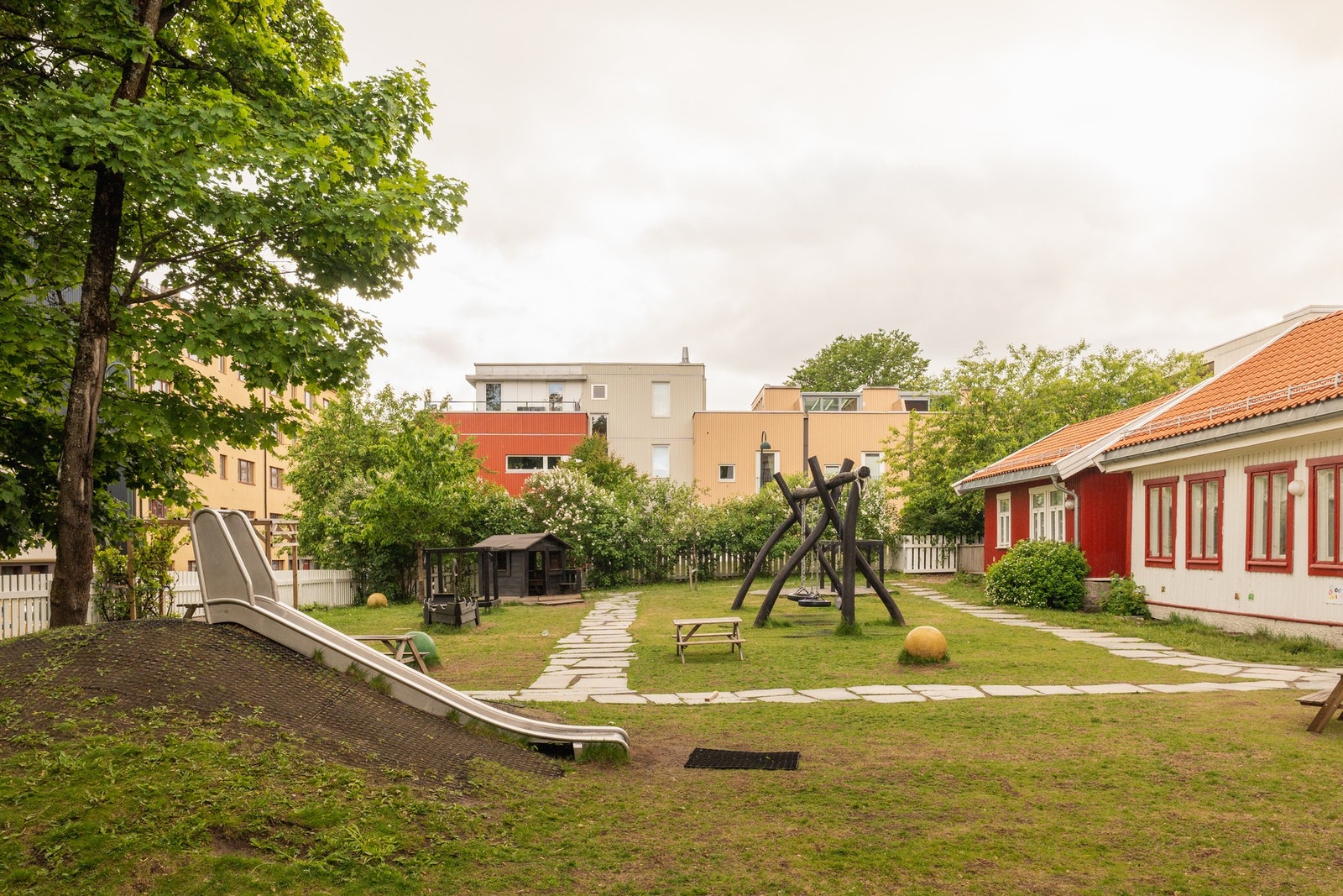 I nærområdet finner du et bredt utvalg grøntområder og lekeplass for barna. Galleribilde