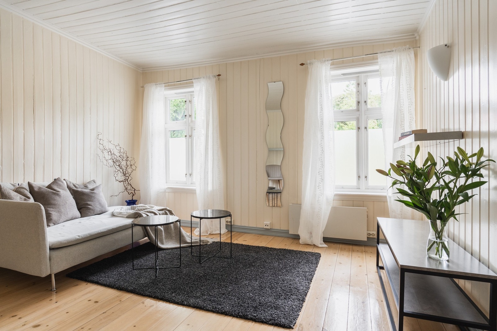 Soverom 1 er ett av to soverom i boligens 1. etasje. Fra dette rommet har du adkomst til et uinnredet rom, hvor det er mulighet for å etablere utleiedel. Galleribilde