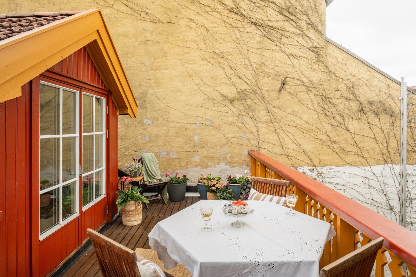 Størrelsen på verandaen gir rom for møblering av både lounge-gruppe og spisegruppe med grill. Galleribilde