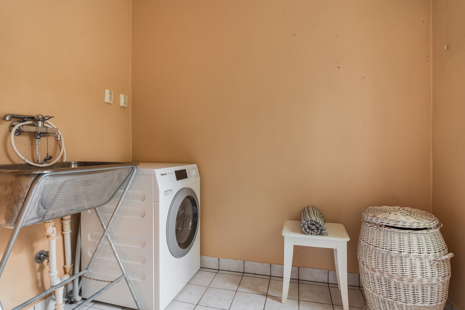 Fra entréen er det direkte adkomst til vaskerom med stor utslagskum og masse plass til uteklær og skotøy - superpraktisk i hverdagen. Galleribilde