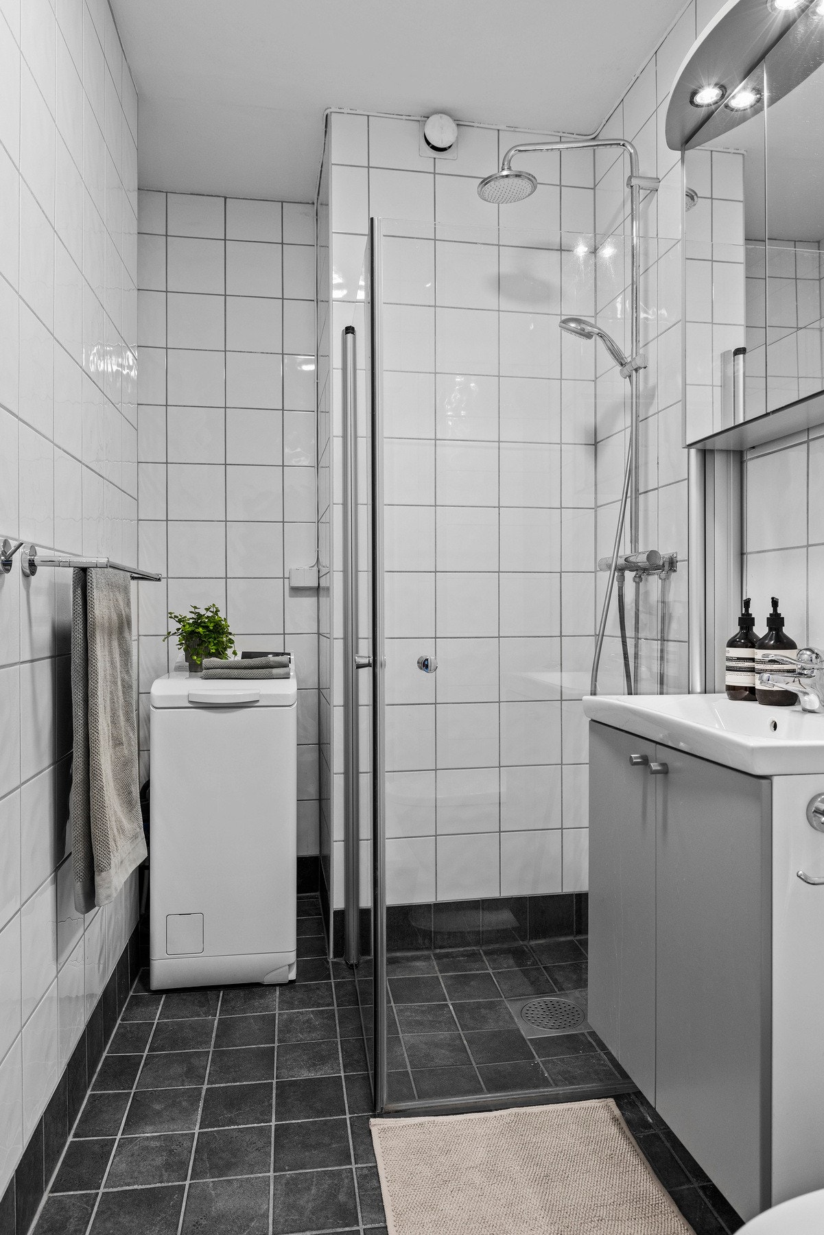 - Bad består av servant på vegghengt servantskap, vegghengte dusjdører i glass, gulvstående toalett. Opplegg for vaskemaskin - Galleribilde