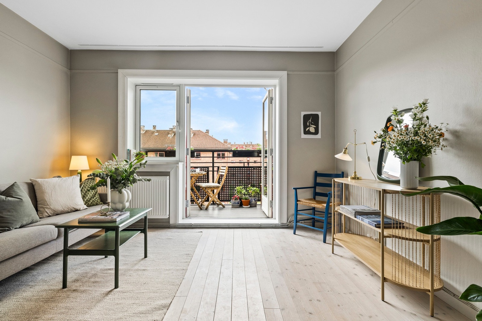 - Her bor man høyt og luftig i byggets 5 etasje med en gjennomgående planløsning - Galleribilde