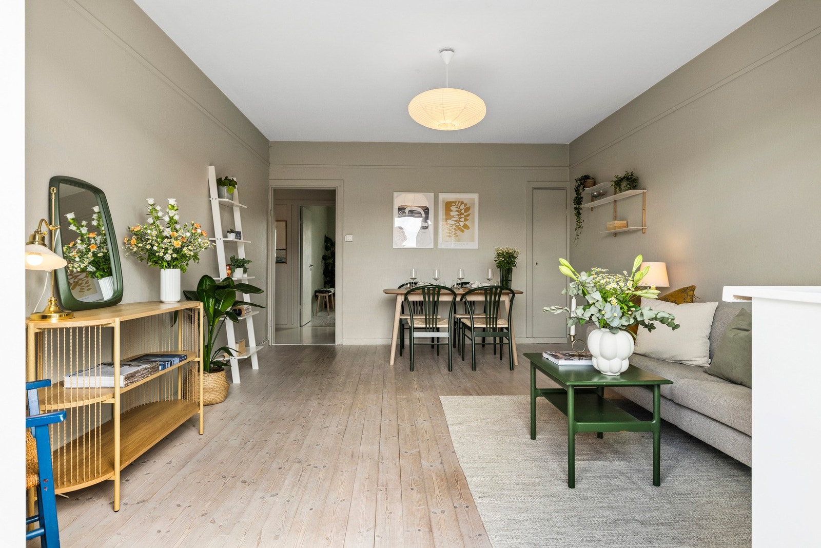 - Et stort rom som gir plass til både stueområde og spisehjørne - Galleribilde