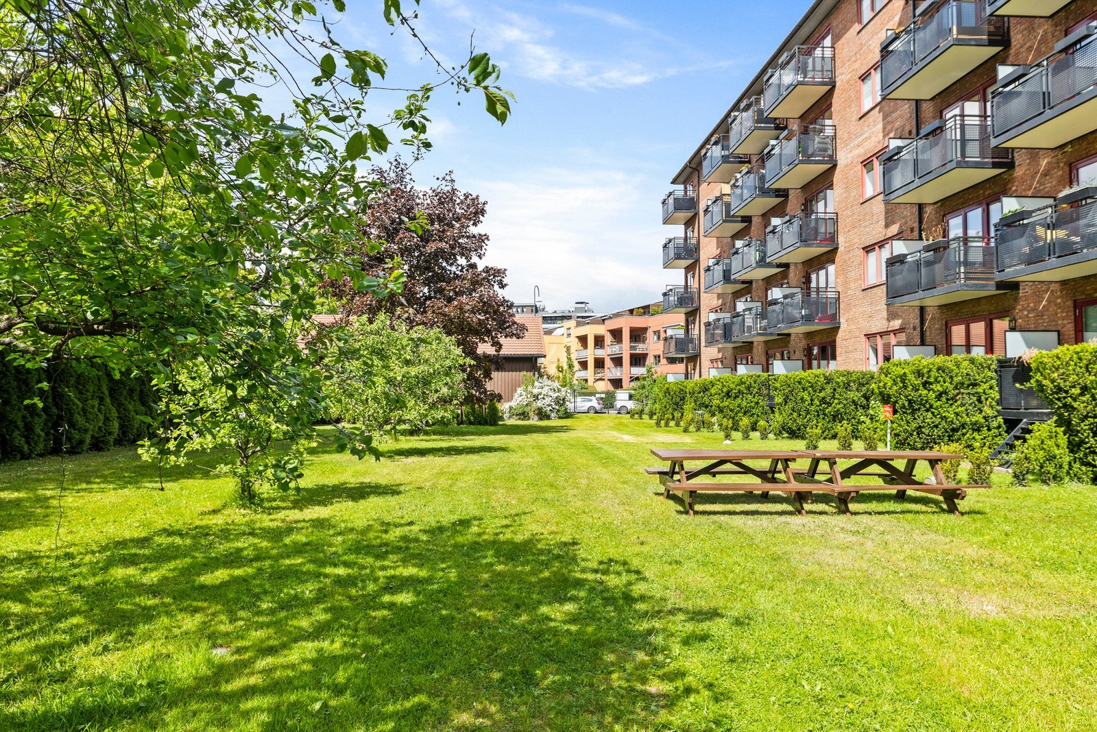 - Borettslaget har 162 parkeringsplasser, hvorav 9 er gjesteplasser tilgjengelige mot betaling på automat - Galleribilde