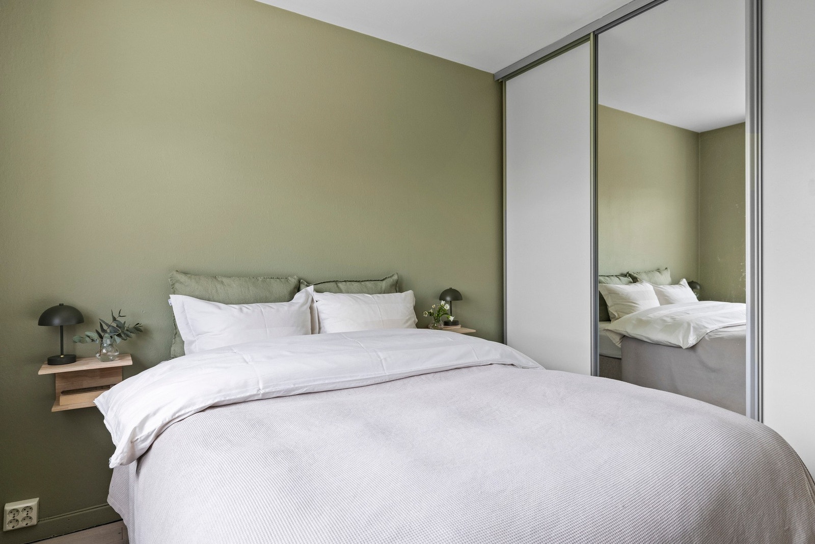 - Leilighetens soverom er av god størrelse plass til dobbeltseng og nattbord - Galleribilde