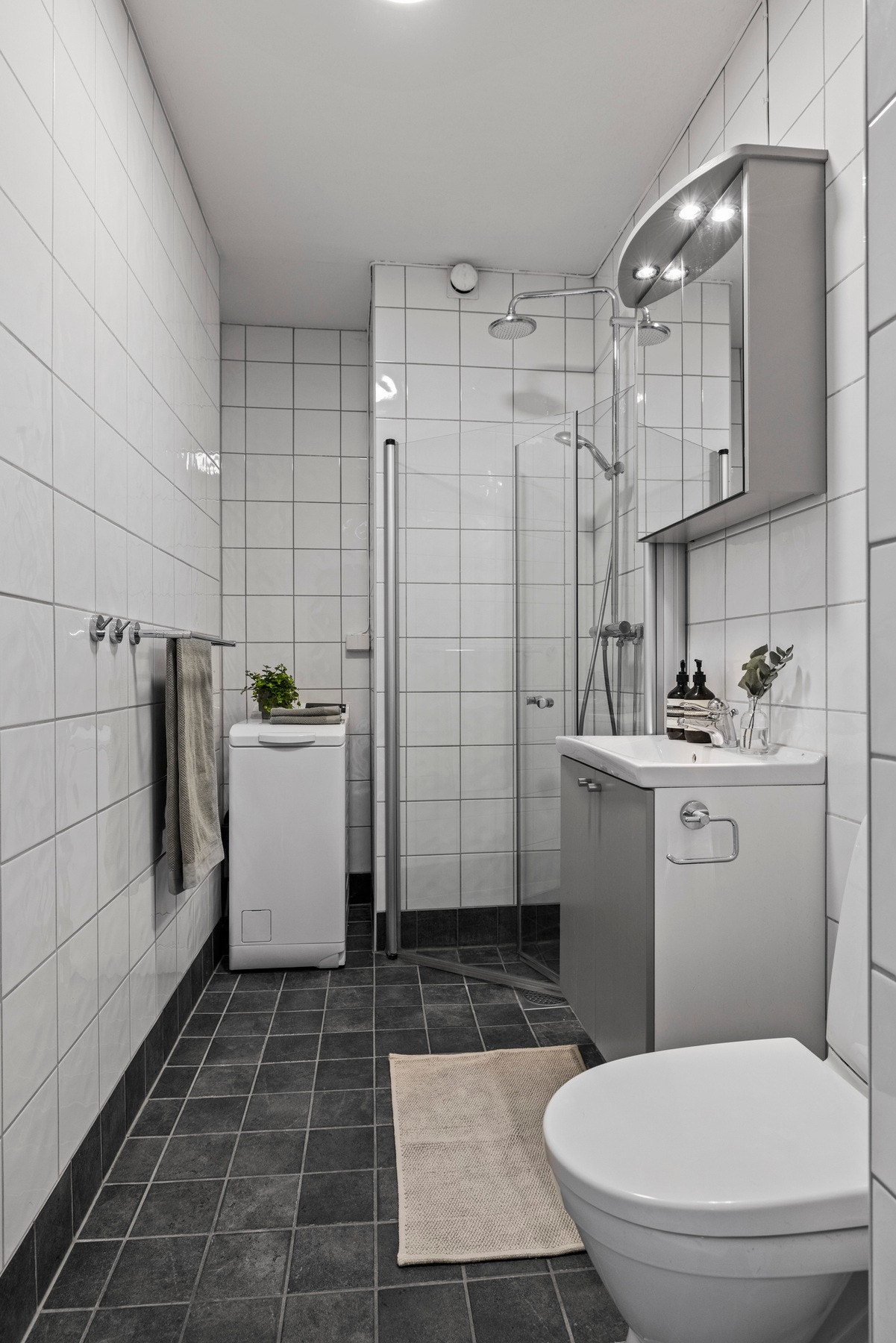 - Pent flislagt bad med gulvvarme - Galleribilde