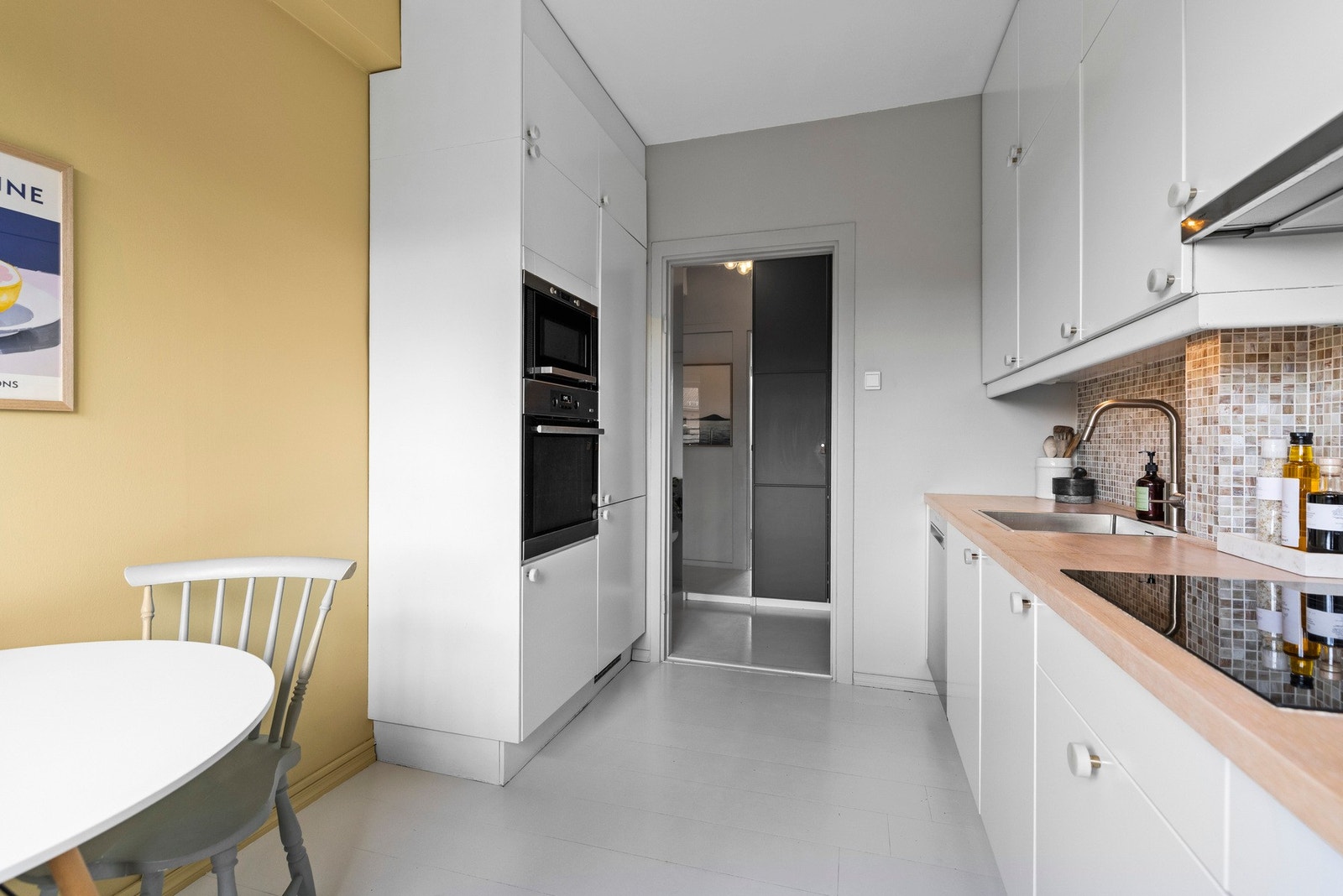 - Integrert oppvaskmaskin, komfyr, platetopp, mikro og kjøl/frys. Det er kjøkkenventilator med kullfilter - Galleribilde