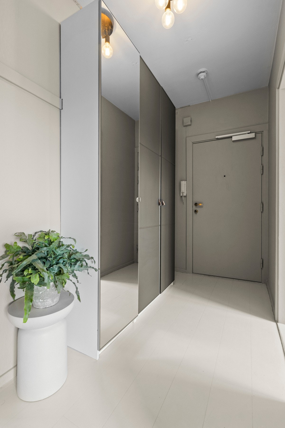 - Hyggelig entré med god plass til oppbevaring av yttertøy og sko - Galleribilde