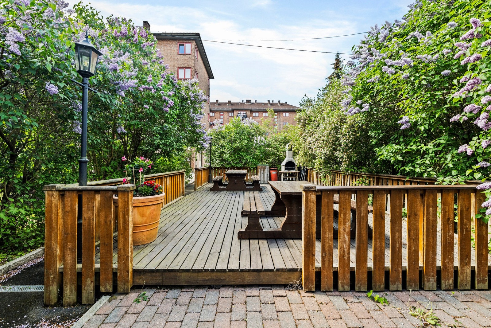 - Inne på borettslagets tomt er det svært stille og rolig - Galleribilde