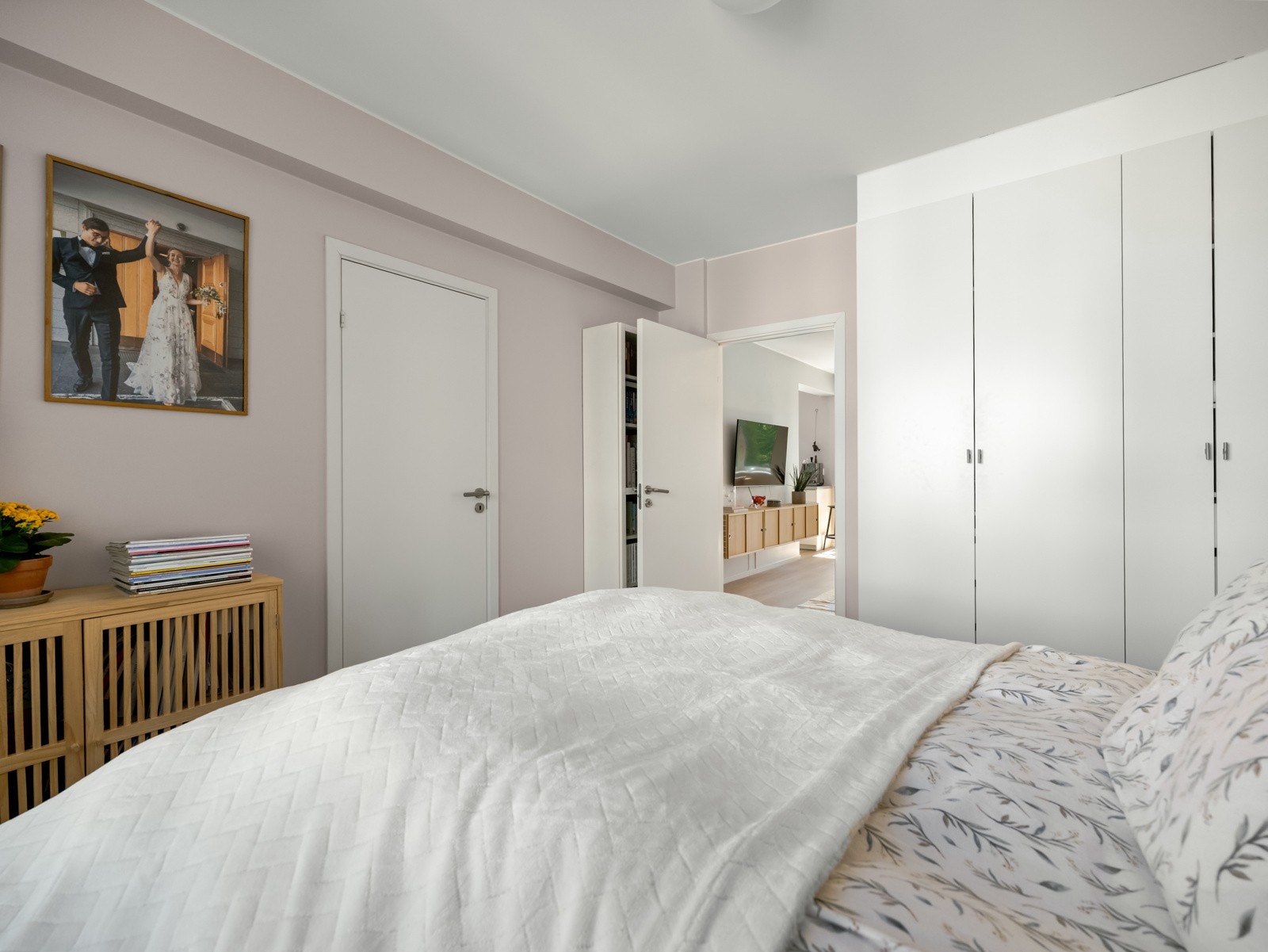 Soverommet gir rikelig med plass til dobbeltseng, nattbord og garderobeskap. Garderoben er innebygget, og følger naturligvis med i salget. Galleribilde