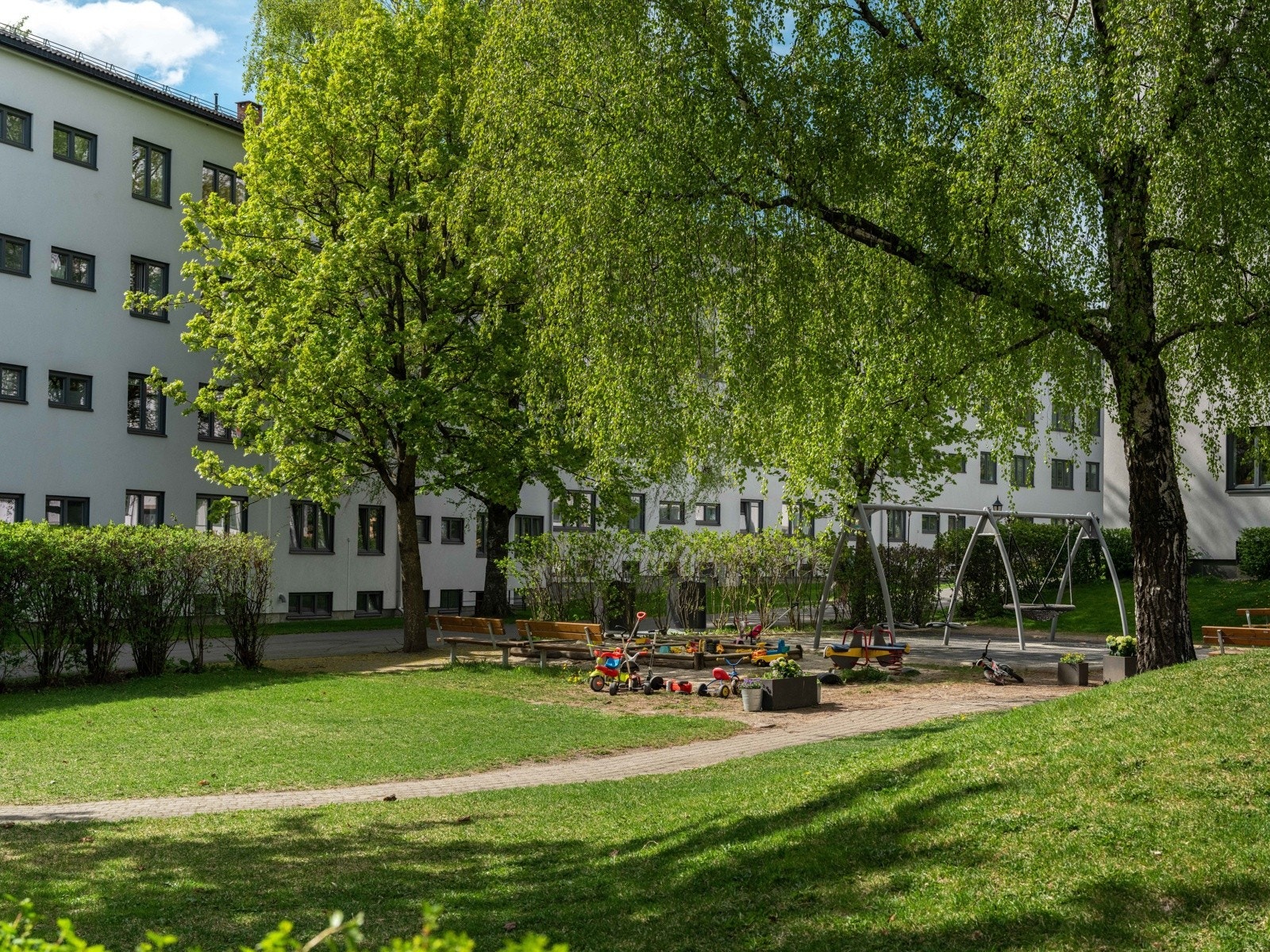 Her er det flotte fellesarealer med lekeplass, sitteplasser og felles griller. Galleribilde
