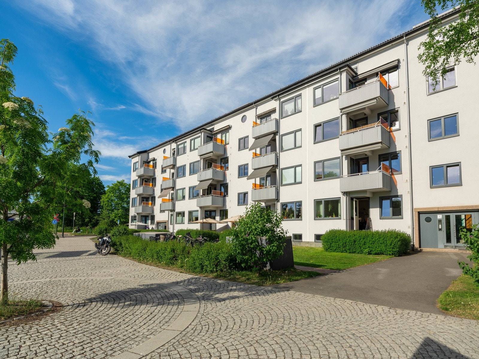 Fasaden ble rehabilitert i 2017, og bygget er omringet av fantastiske grønne detaljer. Galleribilde