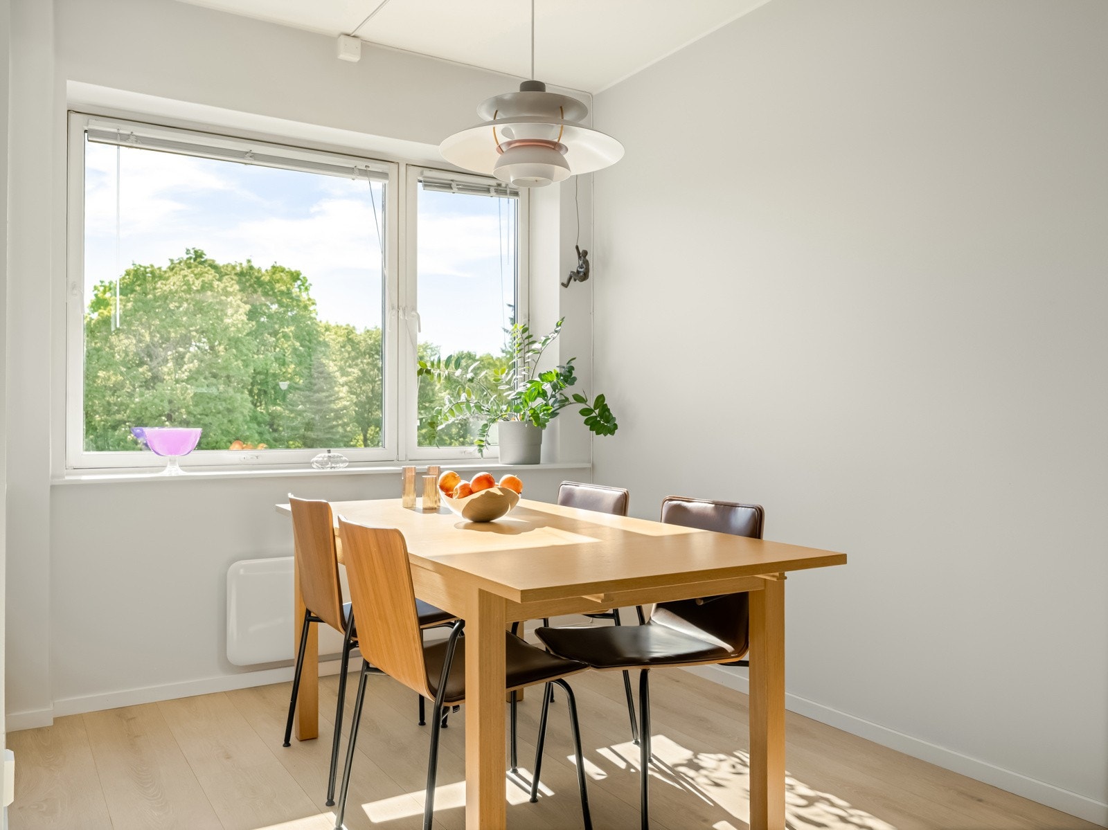 Det er rikelig med plass til langbord her, som åpner opp for større besøk og selskaper. Sol er det også masse av! Galleribilde