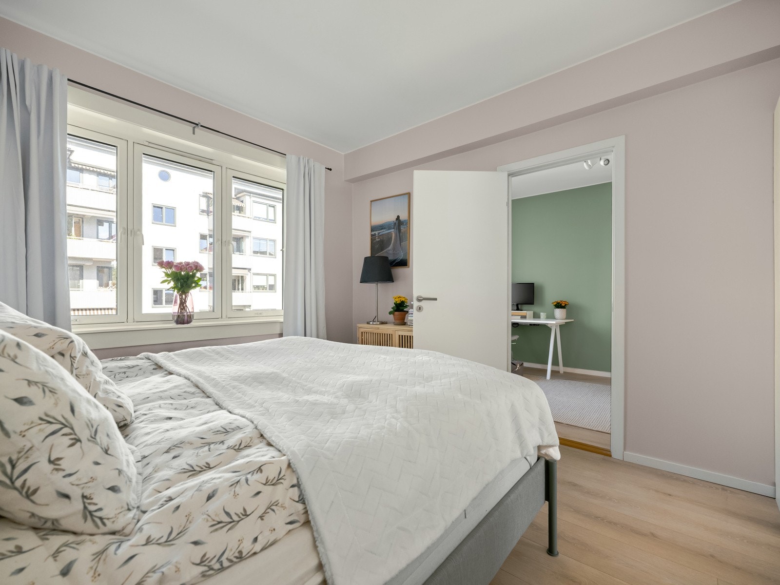 Fra hovedsoverommet har du inngang til leilighetens andre soverom. Svært praktisk om du har planer for et liv med småbarn. Galleribilde
