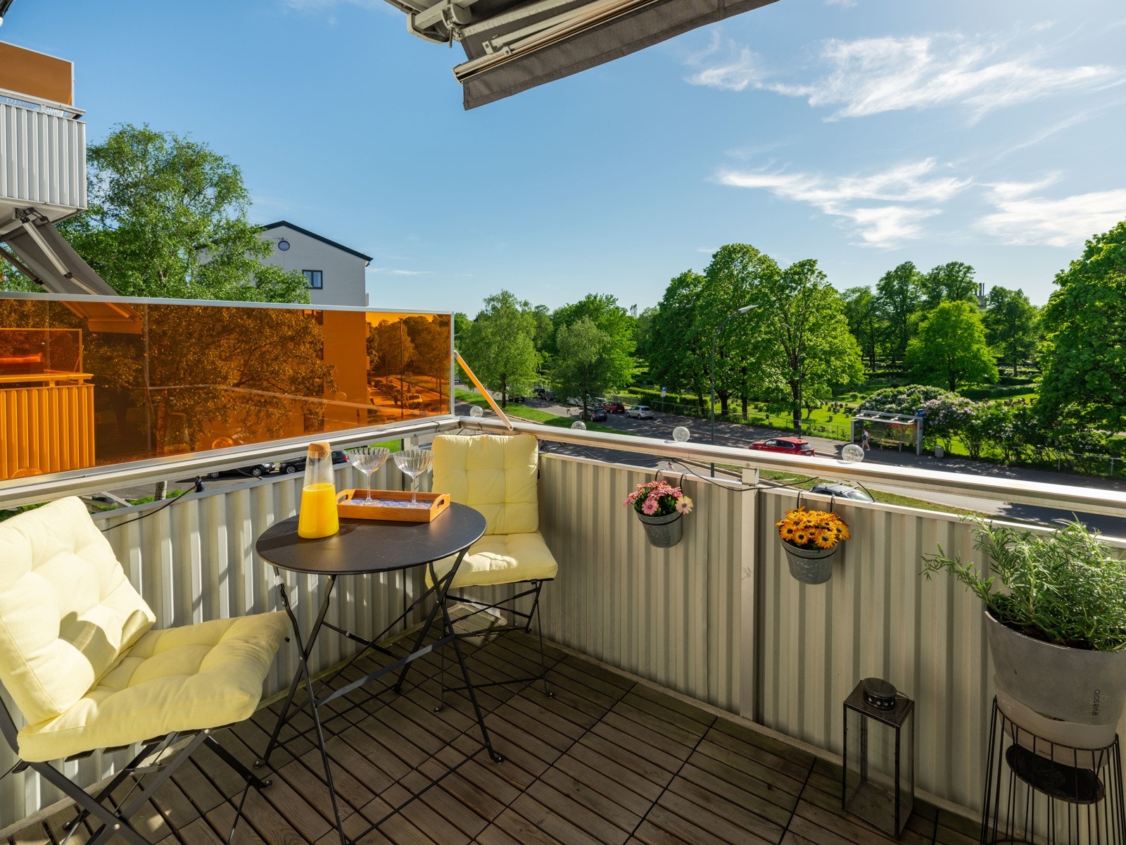 Her er det mengder av sol og fin plass til både sittegruppe og grill. Galleribilde