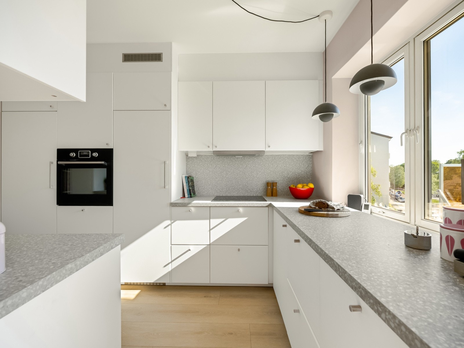 Kjøkkenet var helt nytt i 2022. Det består av slette fronter og slitesterke benkeplater av laminat. Skap- og benkeplass, sa du? Masse, sier vi. Galleribilde