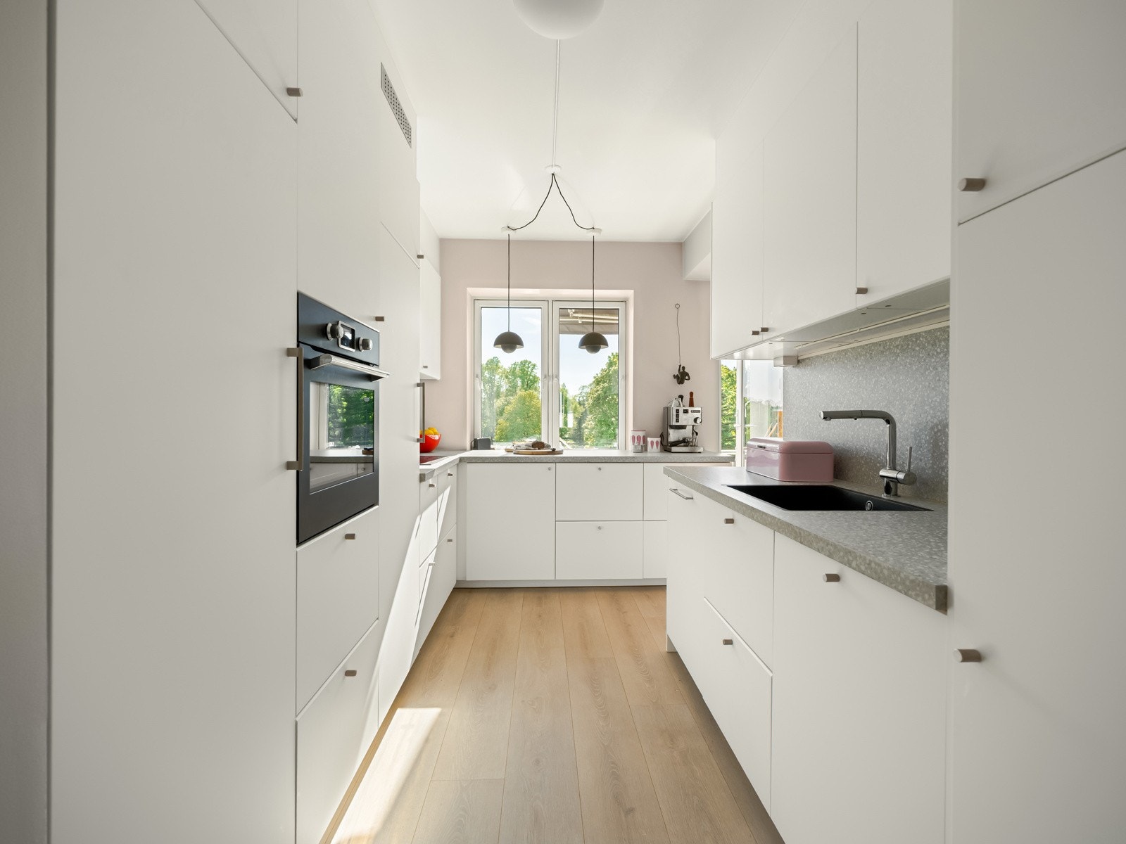 Alle hvitevarer, som koketopp, stekeovn, oppvaskmaskin og kjøl/frys, er integrerte og følger med i salget. Alt nytt i 2022. Galleribilde