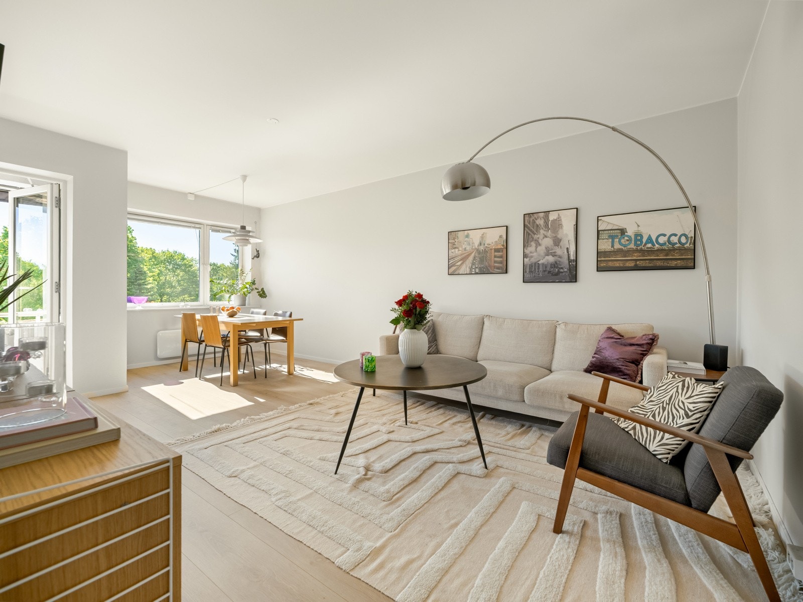 Med god takhøyde er stuen både luftig og lys, med gode muligheter til ønsket innredning. Galleribilde