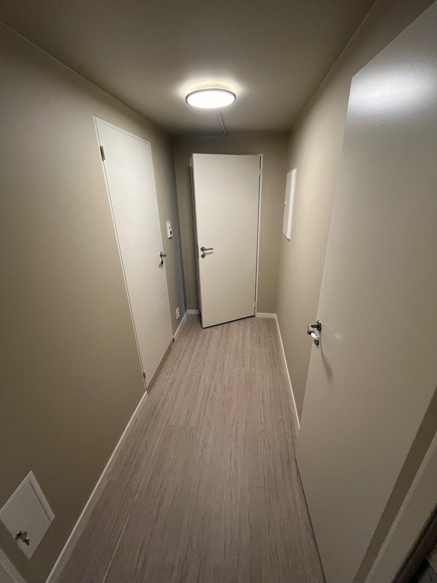 Gang mellom bad, soverom og kjøkken Galleribilde