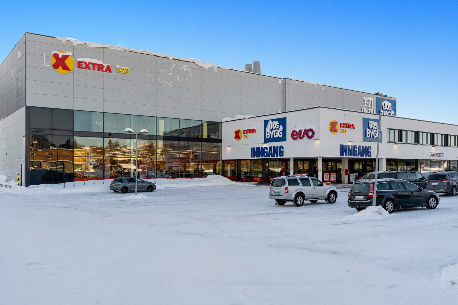 Det er gangavstand til dagligvarebutikken Coop Extra, frisør og treningssenter