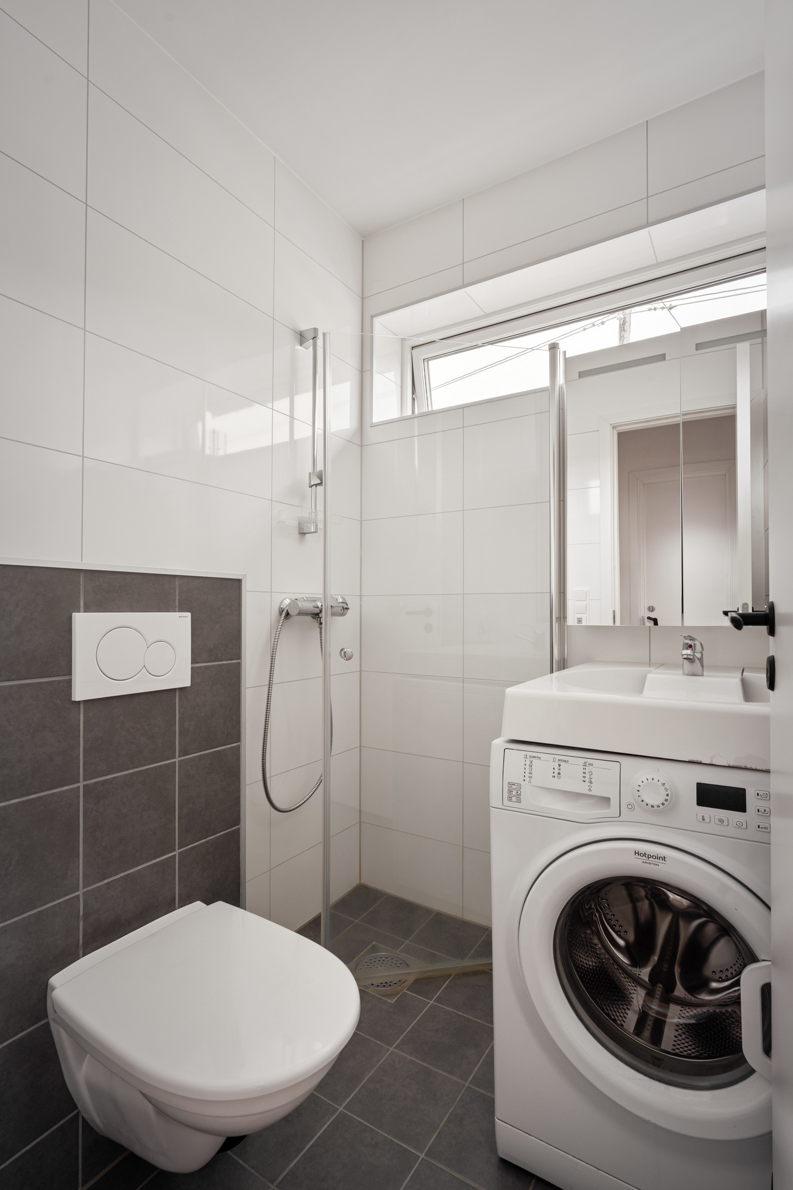 Hybel med flislagt bad/wc/vaskerom med gulvvarme