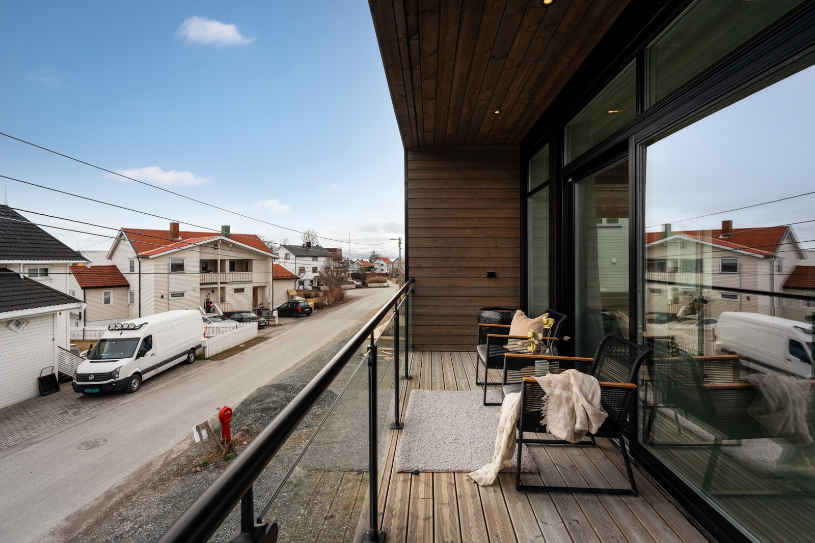 Balkongen er på ca. 9 kvm og har god plass til hagemøbler og grill