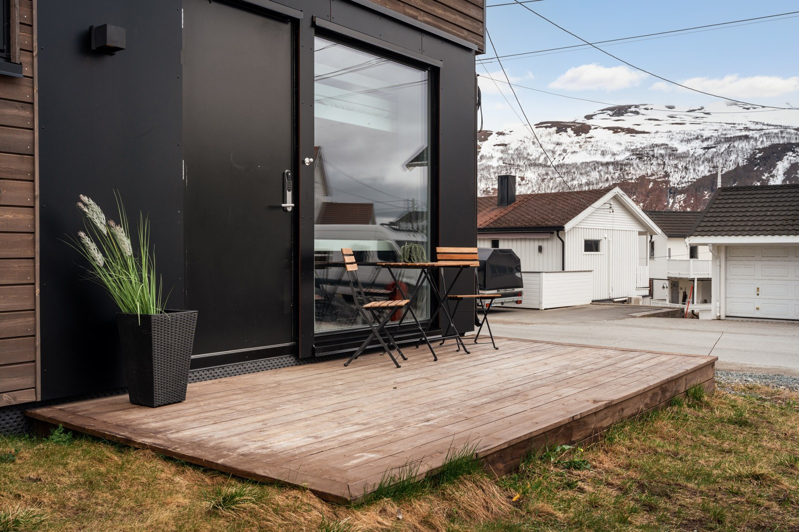 Hybel med egen inngang og terrasse. Hybelen er utleid og genererer gode leieinntekter.