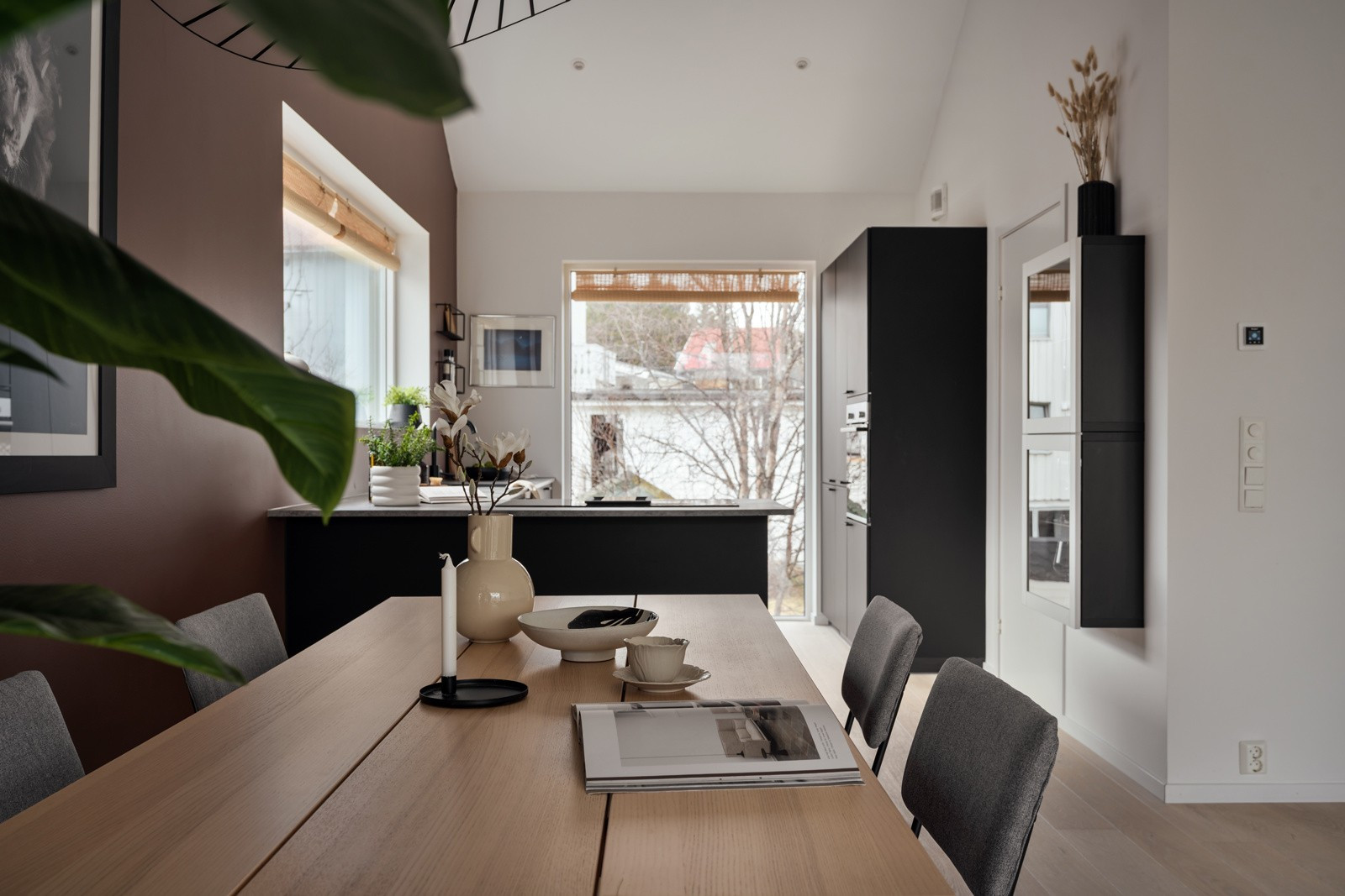 Stuen har moderne uttrykk med rene, slette overflater og parkettgulv