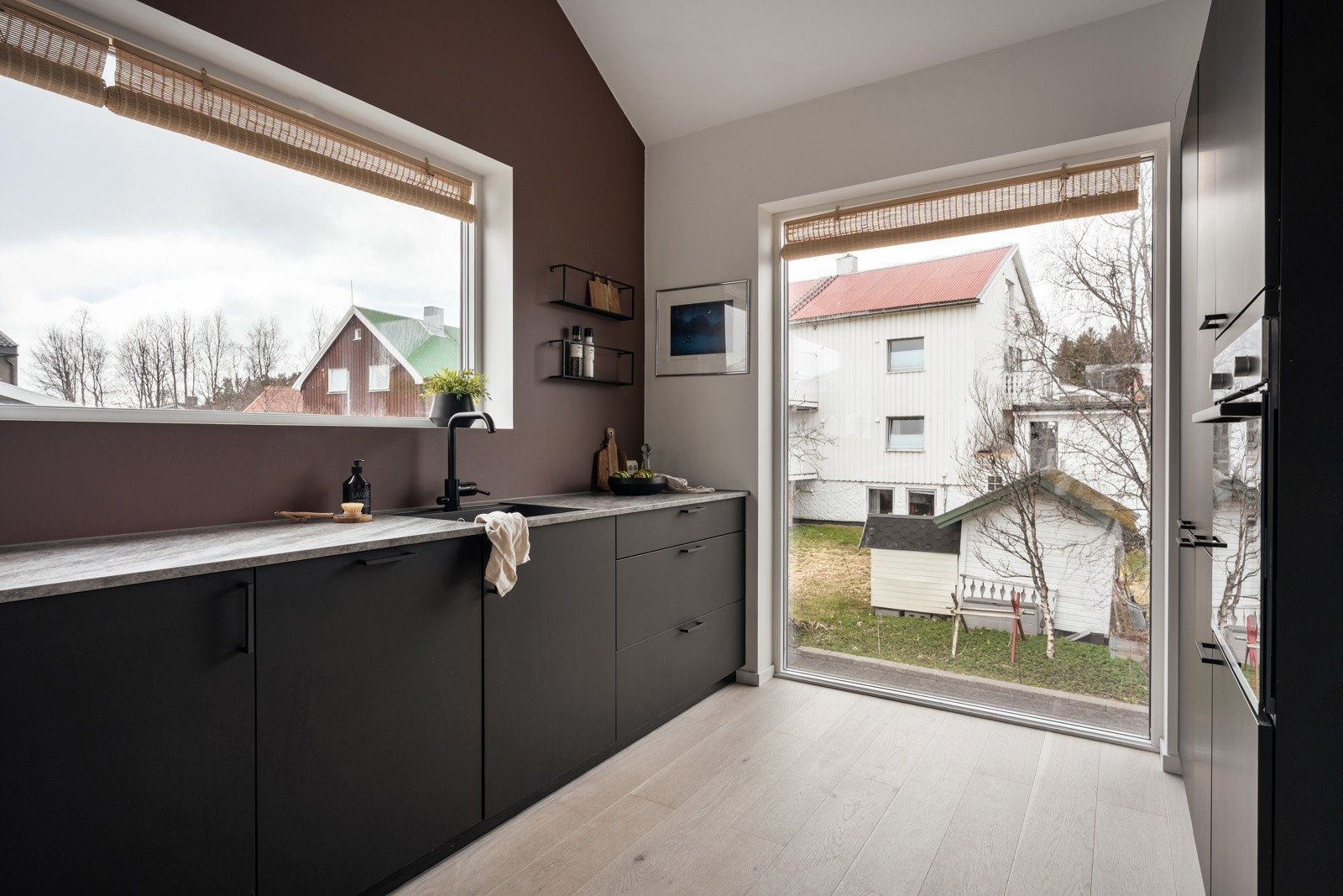 Det er store vindusflater og svært hyggelig arbeidsforhold på kjøkkenet.