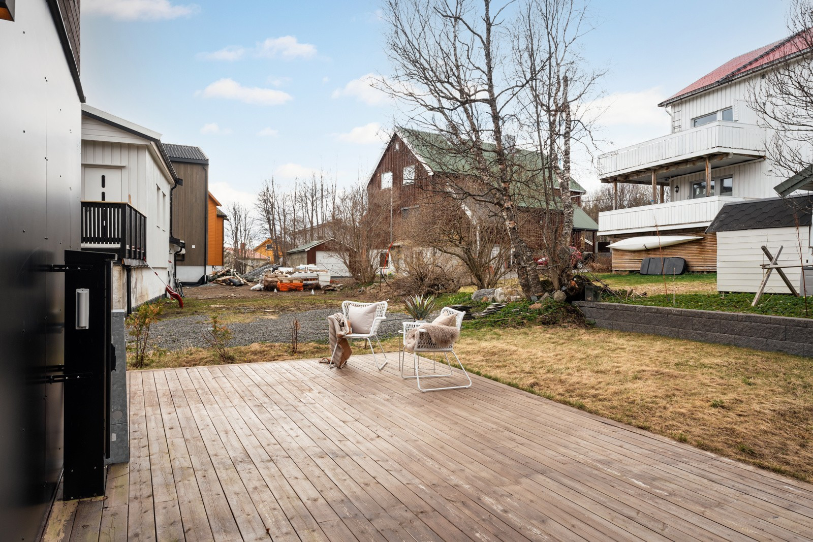 Stor markterrasse med skjermet beliggenhet og gode solforhold fra ettermiddagen og utover mot kvelden.