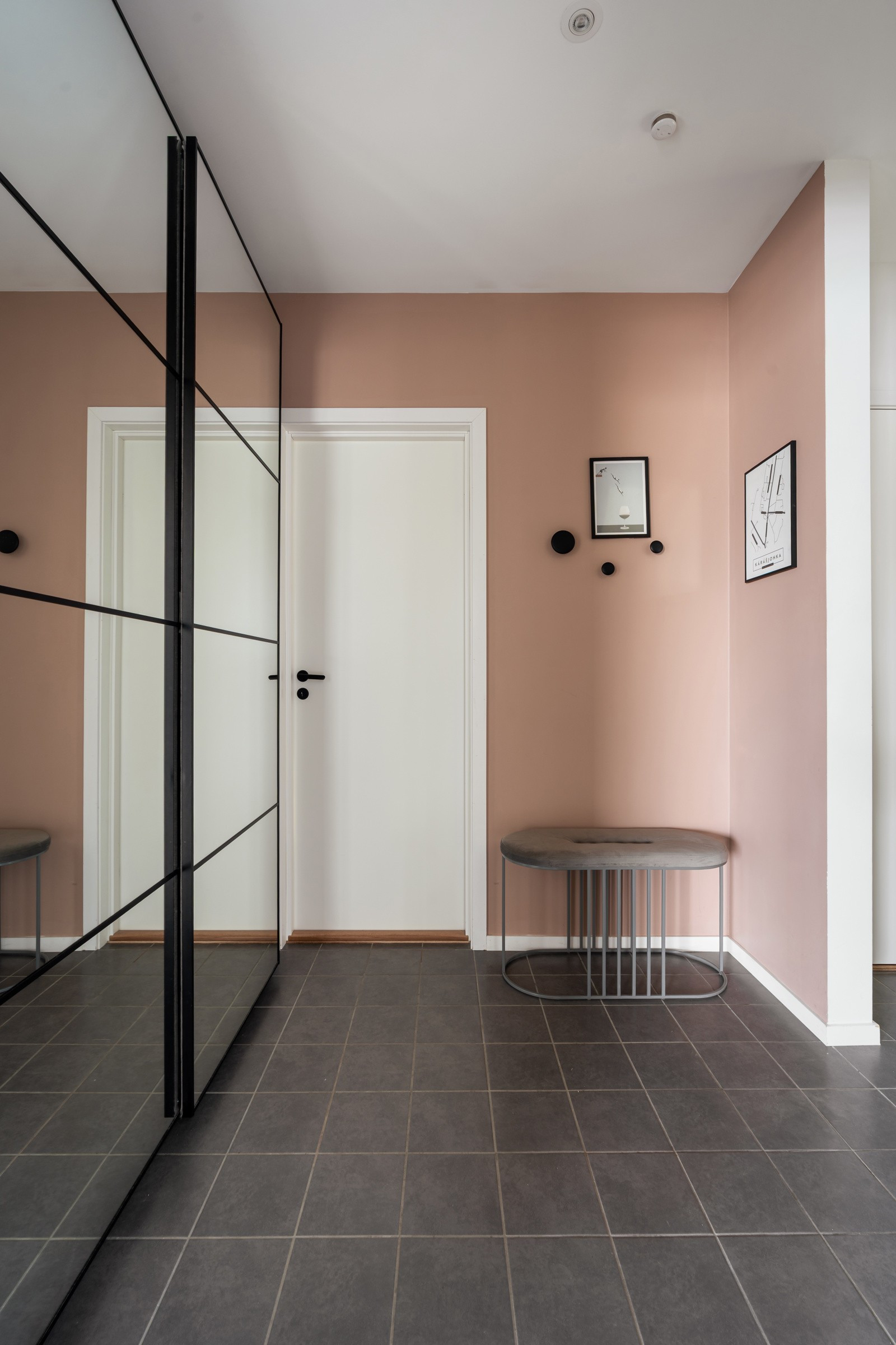 Velkommen inn! Innbydende entré med fliser på gulv, gulvvarme og innfelte downlights i himling