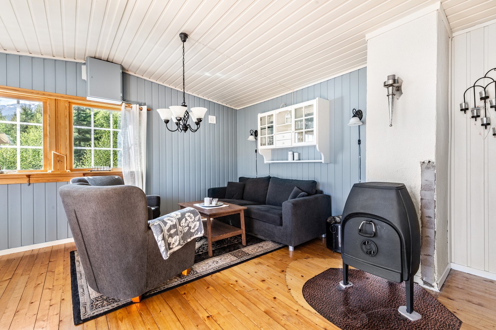 Hytta er utstyrt med vedovn som varmer godt. Galleribilde