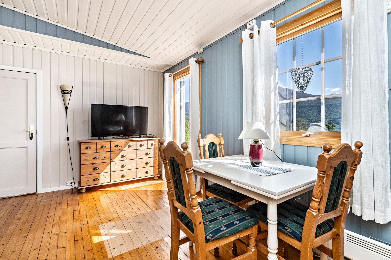 Fra stuen er det fin, sørvendt utsikt. Galleribilde