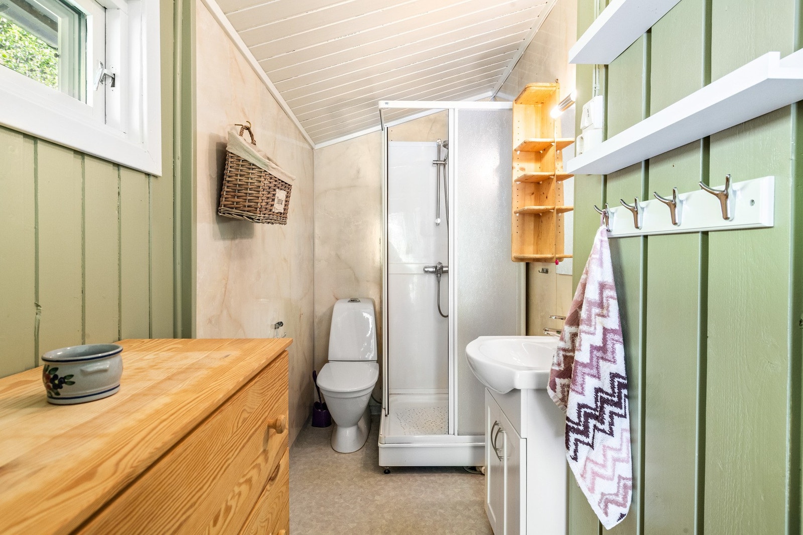 Bad med toalett, dusjkabinett og vask. Galleribilde