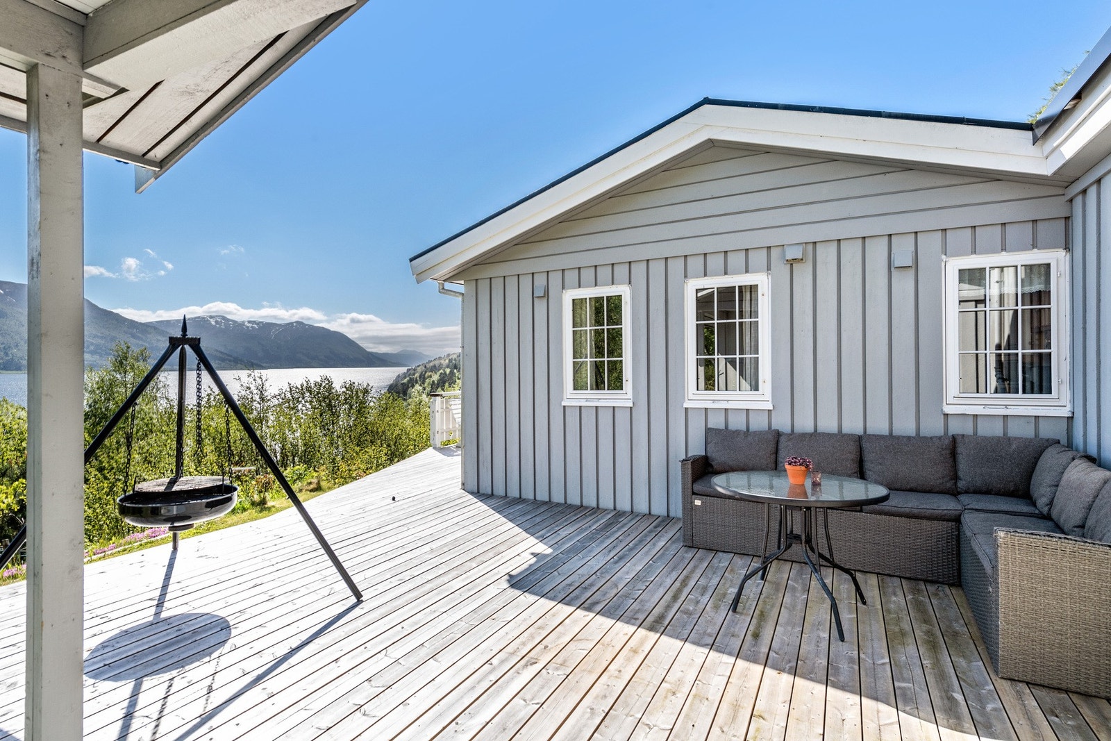 Mellom hytta og annekset er det opparbeidet stor terrasse. Galleribilde