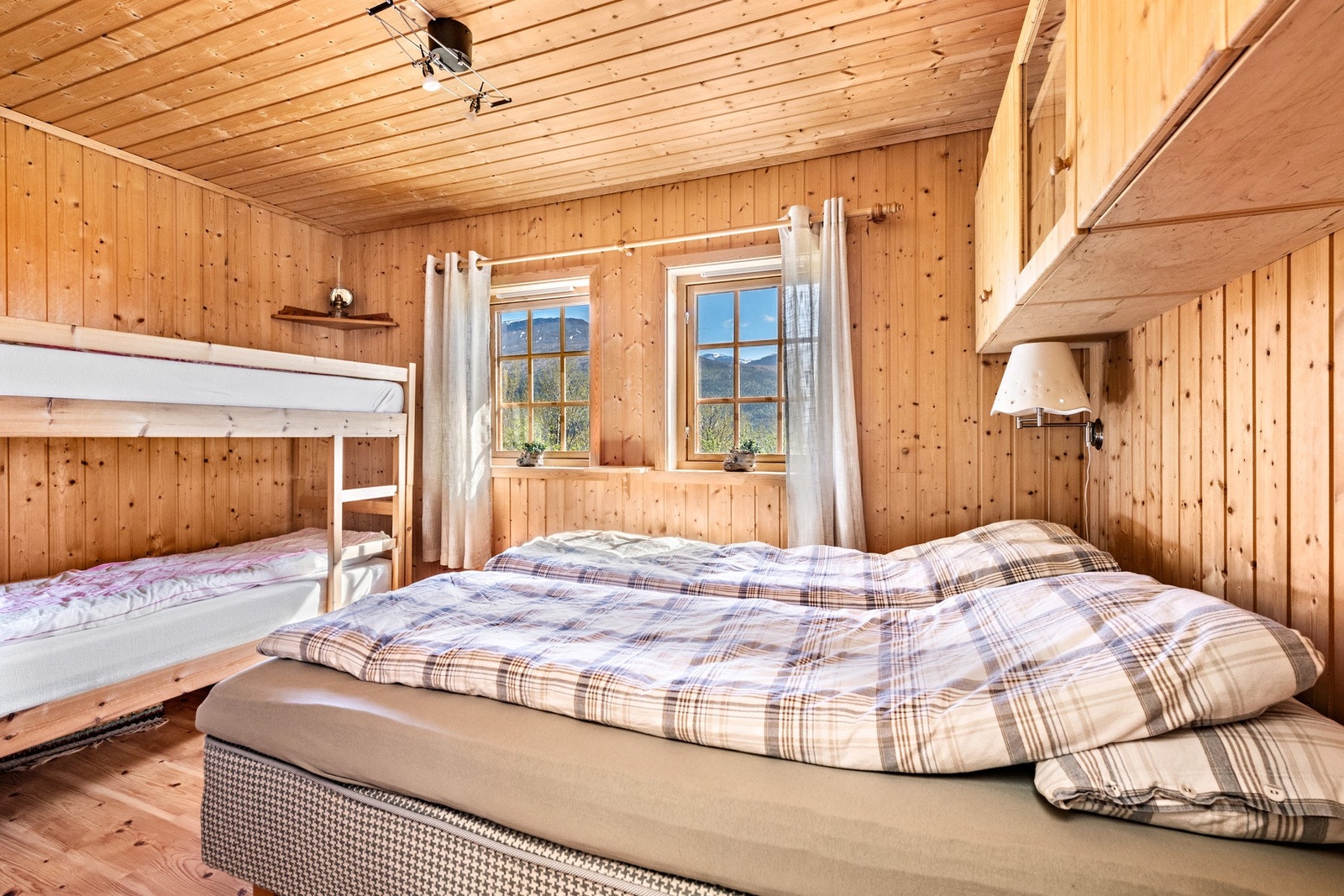 Stort soverom i anneks med plass til flere sengeplasser. Galleribilde