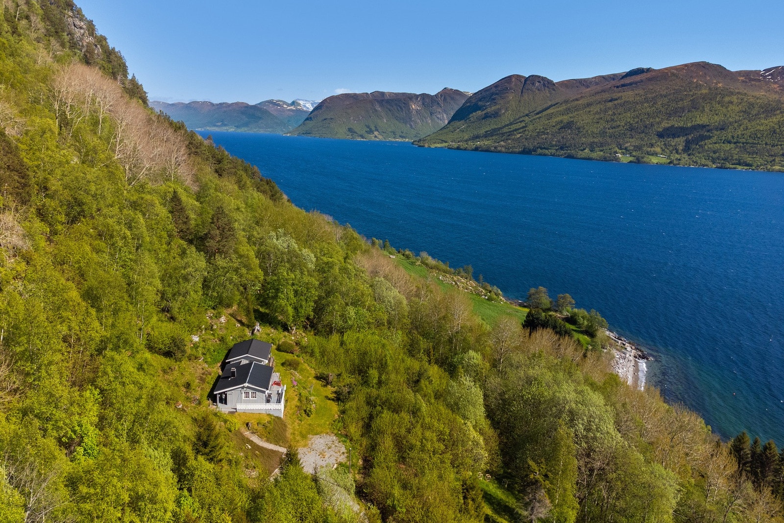 Eiendommen ligger høyt og fritt til. Fra eiendommen er det nydelig utsikt. Galleribilde
