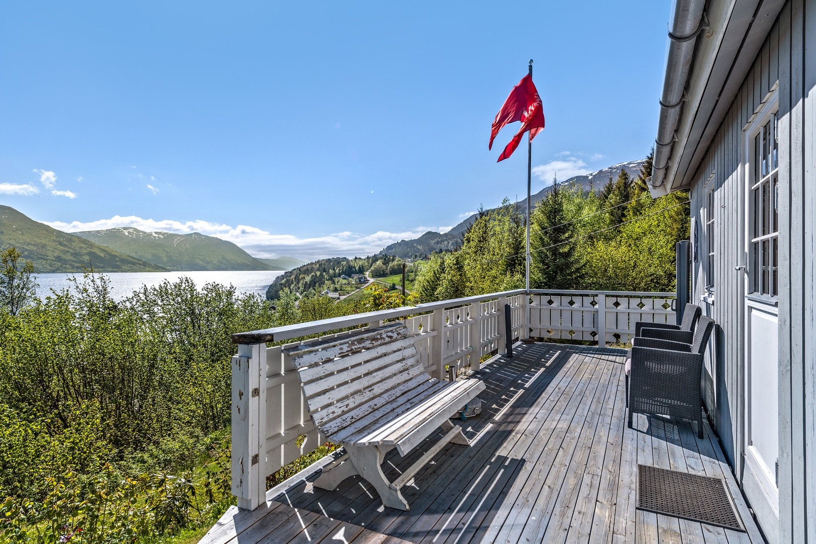 Fra den sørvendte terrassen er det god utsikt og solforhold. Galleribilde