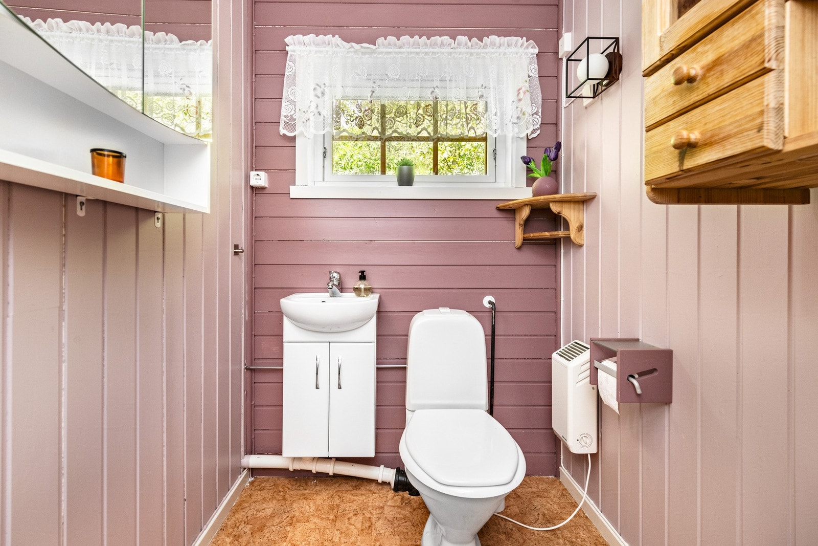 Toalett i anneks. Annekset har ikke varmtvann pt. Galleribilde