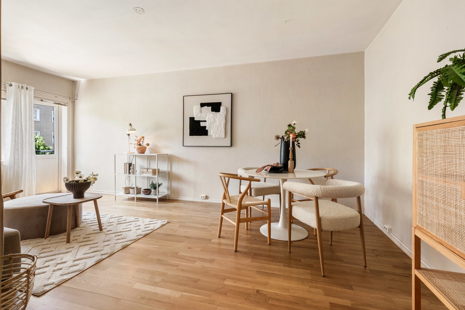 Lys og romslig stue med store vinduer og lys parkett. Galleribilde