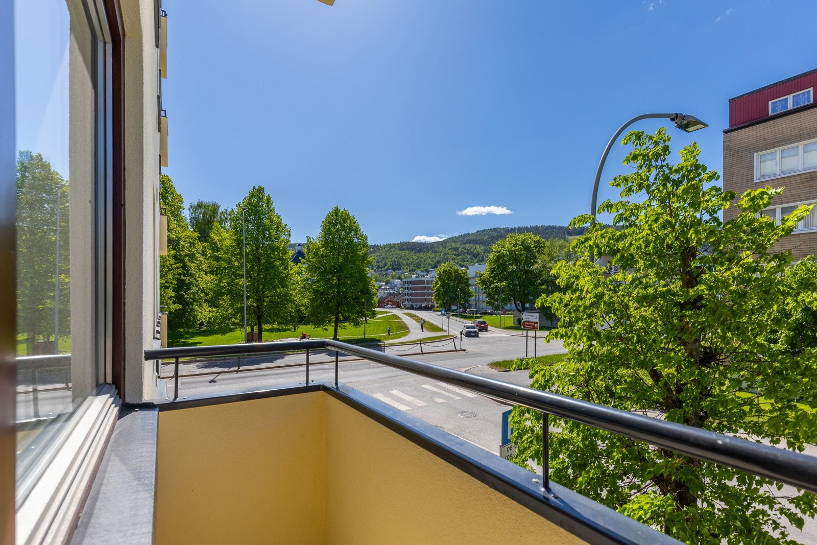 Balkong med utsikt mot grøntområde og Strømsåsen. Galleribilde