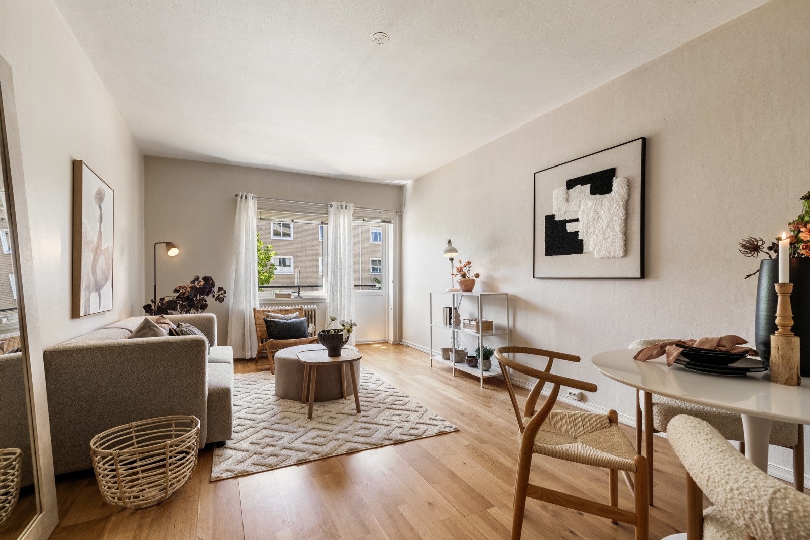 Lys og romslig stue med store vinduer som slipper inn naturlig lys. Galleribilde