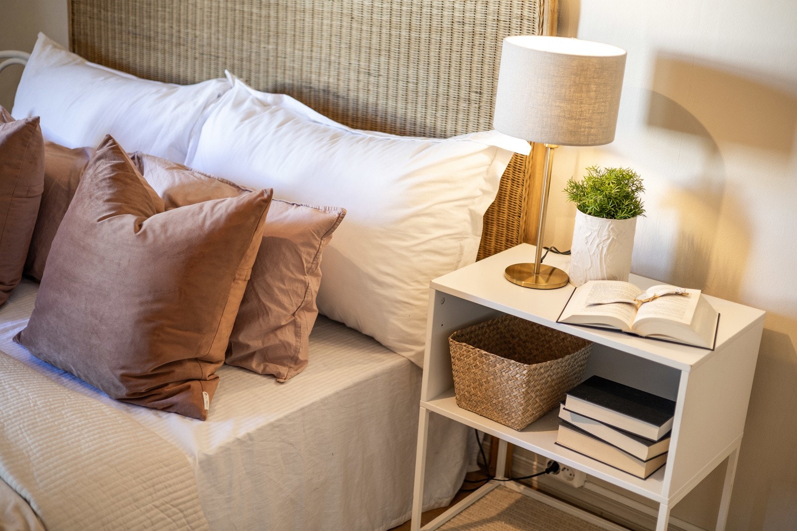 Soverom med god plass til seng og nattbord. Galleribilde