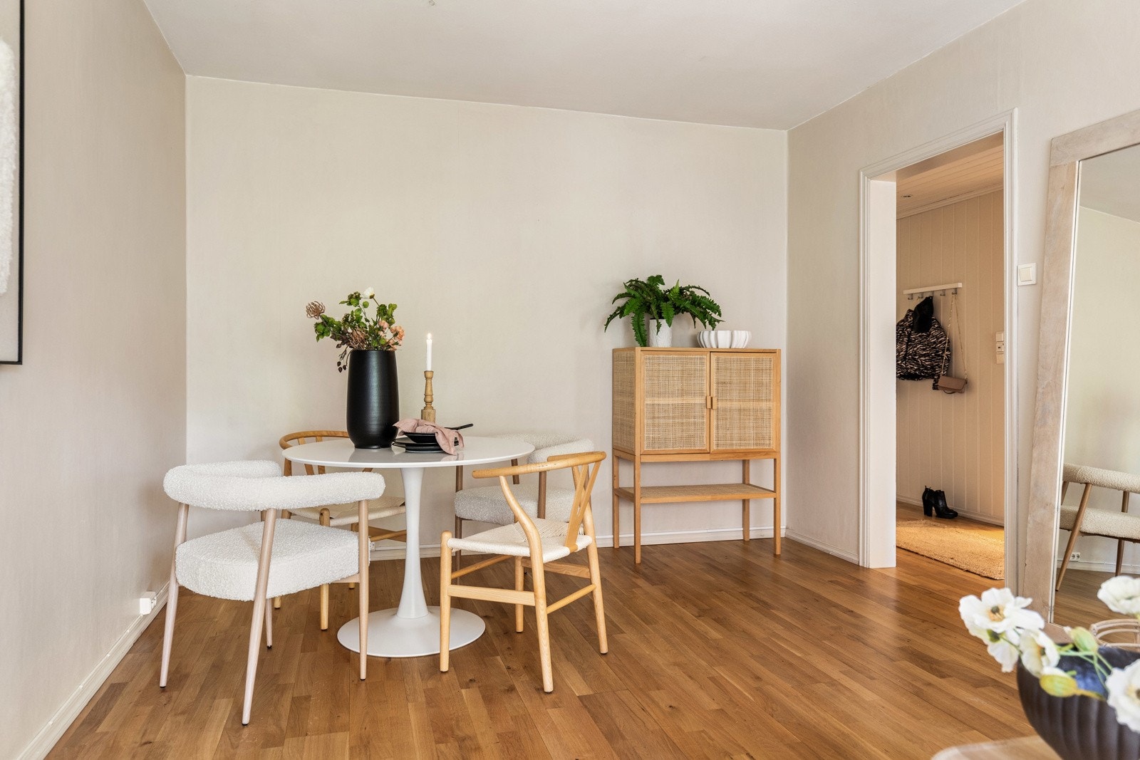 Lys stue med parkettgulv og nøytrale vegger. Galleribilde